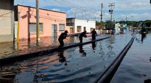 Comercios siguen inundados por desborde del Orinoco