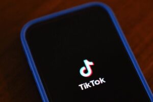 Cómo algunos jóvenes venezolanos se ayudan con ingresos por TikTok