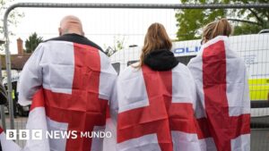 Cómo la bandera inglesa se convirtió en el centro de un debate sobre la inmigración en Reino Unido