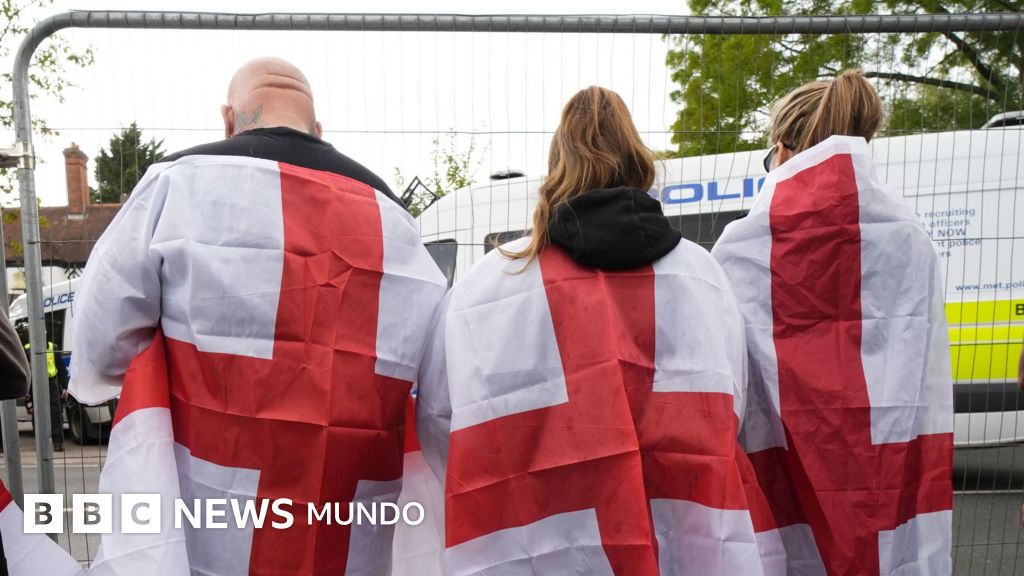 Cómo la bandera inglesa se convirtió en el centro de un debate sobre la inmigración en Reino Unido