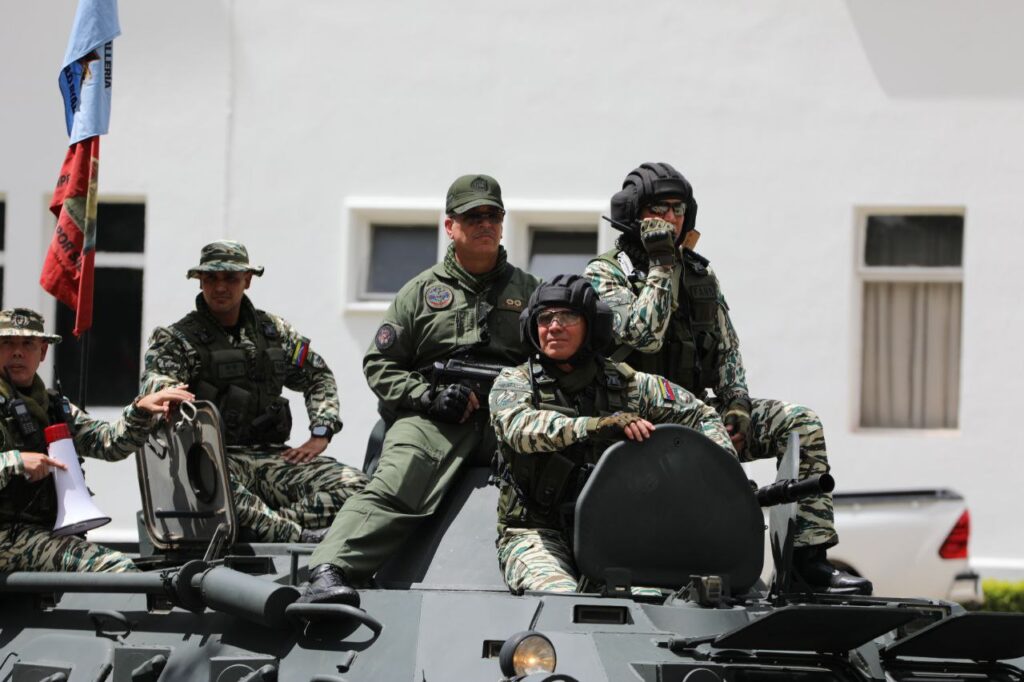 Con Padrino López a la cabeza, la Fanb desempolvó sus tanques y los sacó a pasear por Caracas (VIDEO)