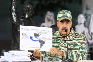 Con retórica bélica y milicianos de utilería, Maduro intenta responder a la ofensiva de EEUU