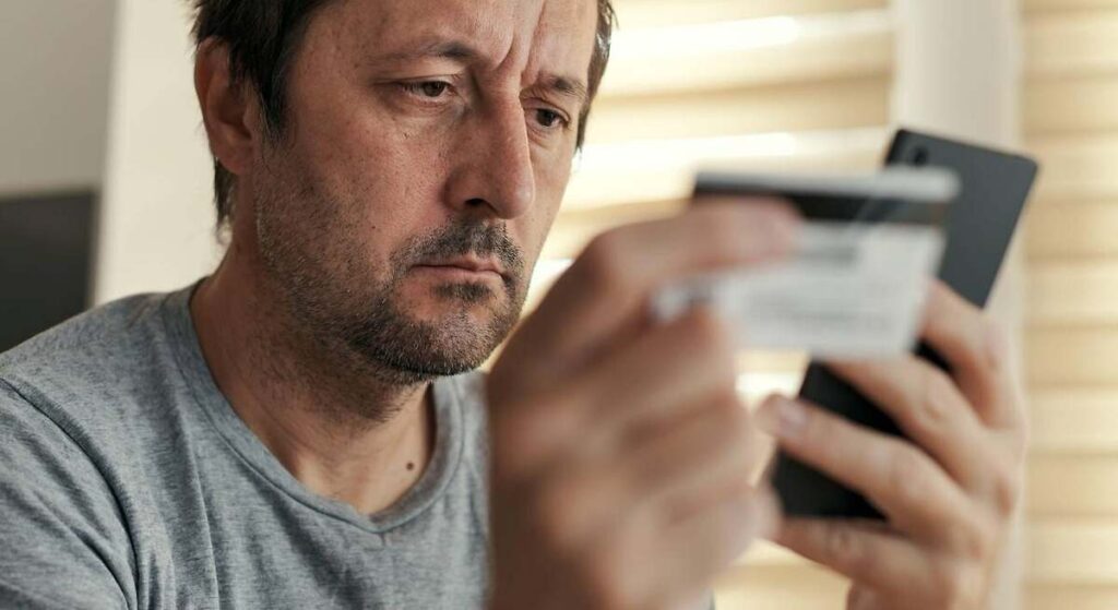 "Confirma tus datos y tarjeta antes del día 12 para evitar restricciones..."