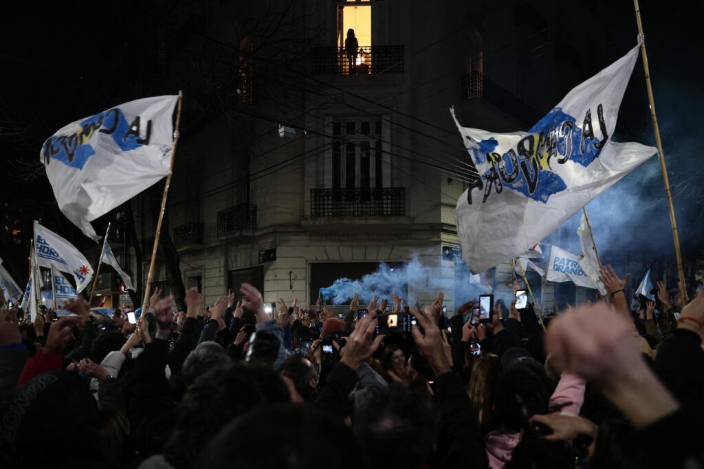 Cristina Fernández celebra desde su balcón el triunfo peronista ante cientos de seguidores - AlbertoNews