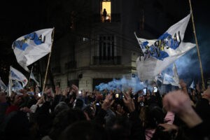 Cristina Fernández celebra desde su balcón el triunfo peronista ante cientos de seguidores – AlbertoNews