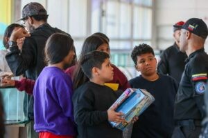 Cuatro niños retornaron al país desde EEUU: Aún quedan 60