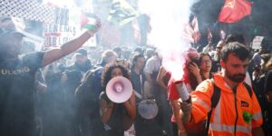 Decenas de heridos y más de 300 detenidos en las protestas en Francia contra la «austeridad»