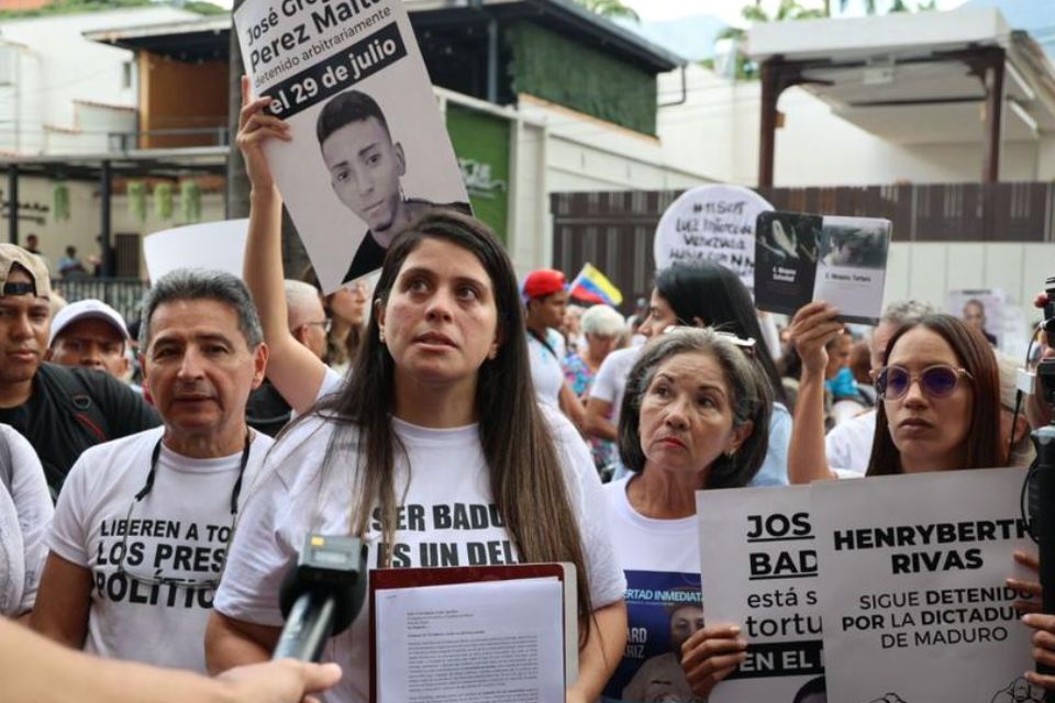 Familiares presos políticos Embajada Brasil Andreina Baduel