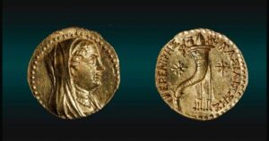 Descubren en Jerusalén una rara moneda de oro de 2.200 años con una reina egipcia olvidada que inspiró una constelación