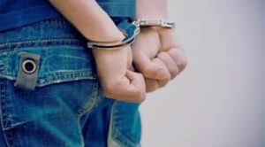 Detienen a adolescente por mantener relaciones con una niña de 12 años