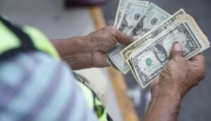 Devaluación se acentúa en medio de un panorama complejo