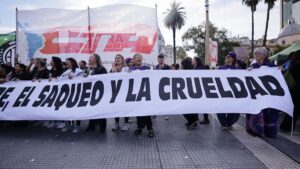 Día negro para Milei: dos reveses en el Congreso y cimbronazos en el mercado cambiario que erosiona su programa económico | elperiodico.com