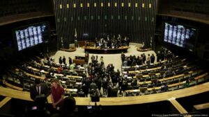 Diputados de Brasil se blindan contra procesos judiciales – DW – 17/09/2025