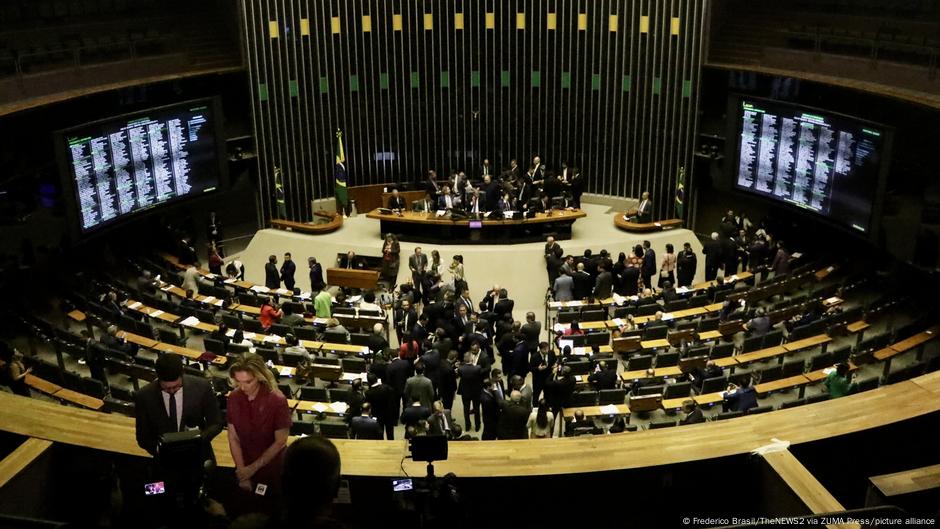 Diputados de Brasil se blindan contra procesos judiciales – DW – 17/09/2025