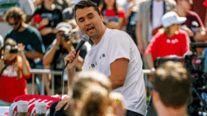 Disparan contra el comentarista conservador Charlie Kirk en un evento en una universidad de Utah