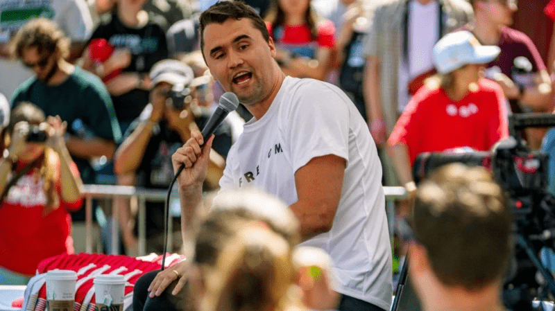 Disparan contra el comentarista conservador Charlie Kirk en un evento en una universidad de Utah