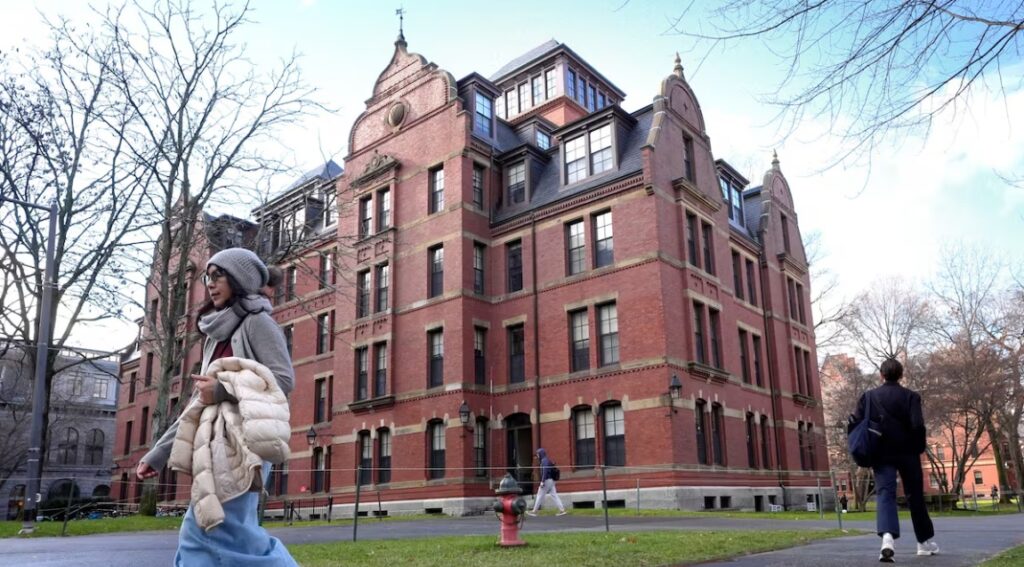 Donald Trump impuso nuevas restricciones financieras a la Universidad de Harvard - AlbertoNews