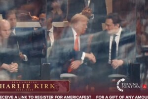 Donald Trump y Elon Musk se reencuentran y se dan la mano en el funeral de Charlie Kirk | elmundo.es