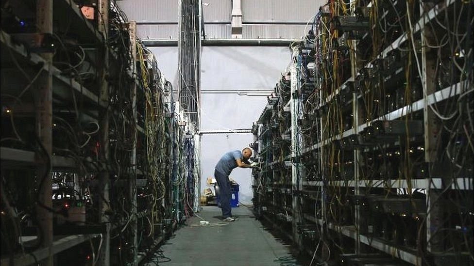 Dos arrestos en Hong Kong por robar energía para minar criptomonedas en residencias - AlbertoNews