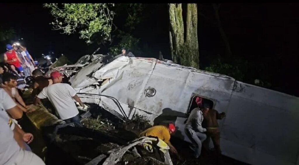 Dos fallecidas y 33 heridos tras accidente en Choroní