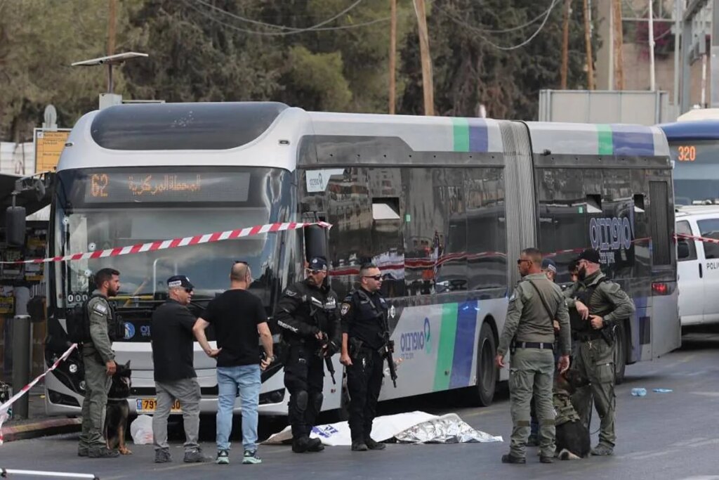 Dos terroristas palestinos matan a cinco personas tras disparar contra un autobús en Jerusalén