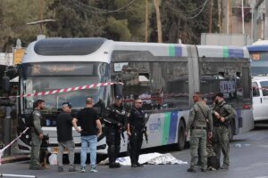 Dos terroristas palestinos matan a cinco personas tras disparar contra un autobús en Jerusalén | elmundo.es