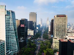 Economía de México se desacelerará en 2025 por tensiones con EE.UU.