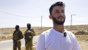 El Ejército israelí ocupa la casa de Basel Adra, cineasta palestino ganador de un Oscar | elperiodico.com