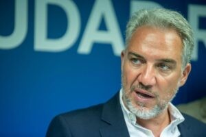 El PP ve a Sánchez «acorralado y en las últimas» y le acusa de «beneficiarse de negocios de prostitución» de su suegro | europapress.es