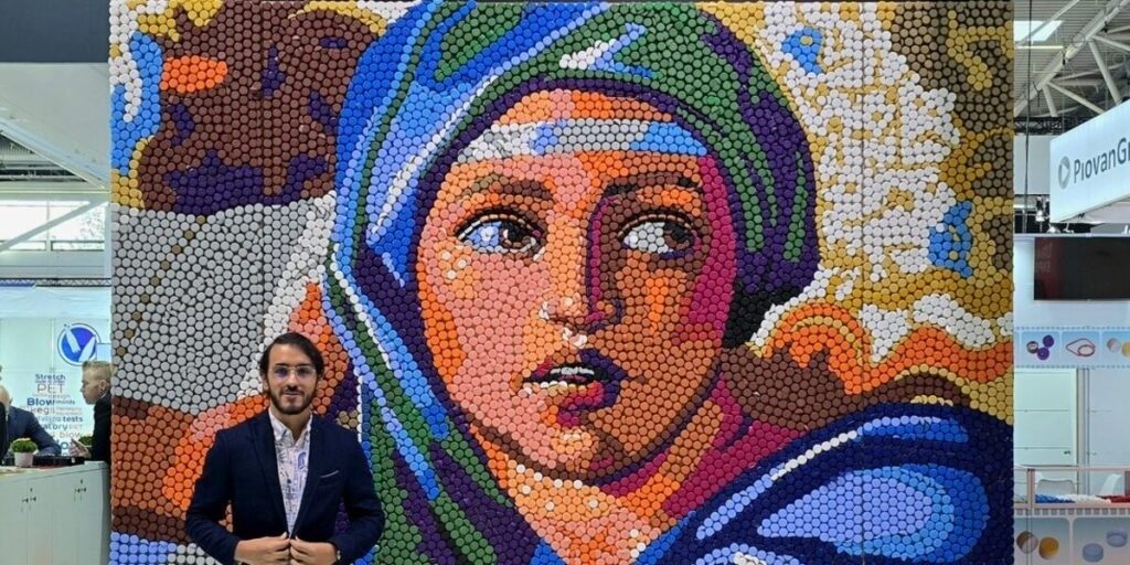El artista venezolano Óscar Olivares presenta un nuevo mural hecho con tapas en Alemania - AlbertoNews