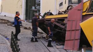 El cable subterráneo entre los vagones del funicular accidentado en Lisboa cedió, según técnicos | elperiodico.com