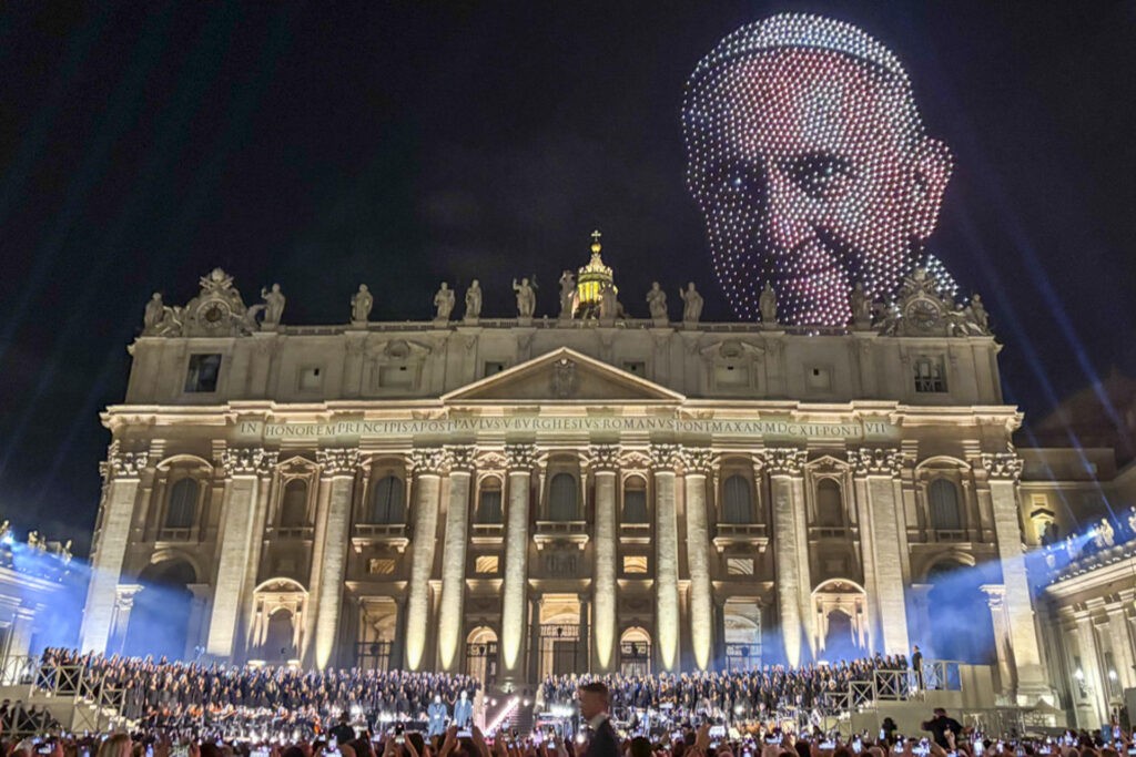 El espectacular homenaje al papa Francisco durante un concierto en el Vaticano - AlbertoNews