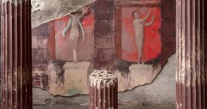 El espectacular salón de Pompeya con frescos rojos de casi tamaño real que revelan los rituales más enigmáticos de la Roma antigua