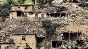 El nacimiento de un bebé a la intemperie, símbolo de la crisis del terremoto en Afganistán