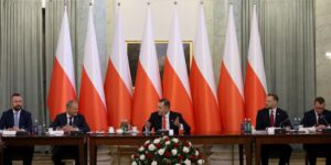El nuevo presidente polaco retira la bandera europea del Palacio presidencial
