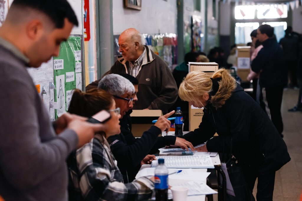 El peronismo aplasta al partido de Milei en elecciones provinciales en Buenos Aires - AlbertoNews