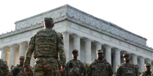 El ‘sheriff’ Trump militariza la capital del reino y a su población