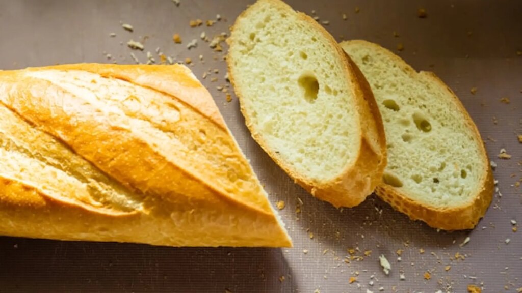 El truco de los restaurantes para servirte el pan como nuevo (y puedes hacerlo en casa)