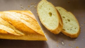 El truco de los restaurantes para servirte el pan como nuevo (y puedes hacerlo en casa)