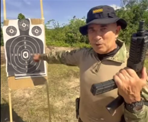En VIDEO: Freddy Bernal pretende hacernos creer que no falla una en sus prácticas de tiro