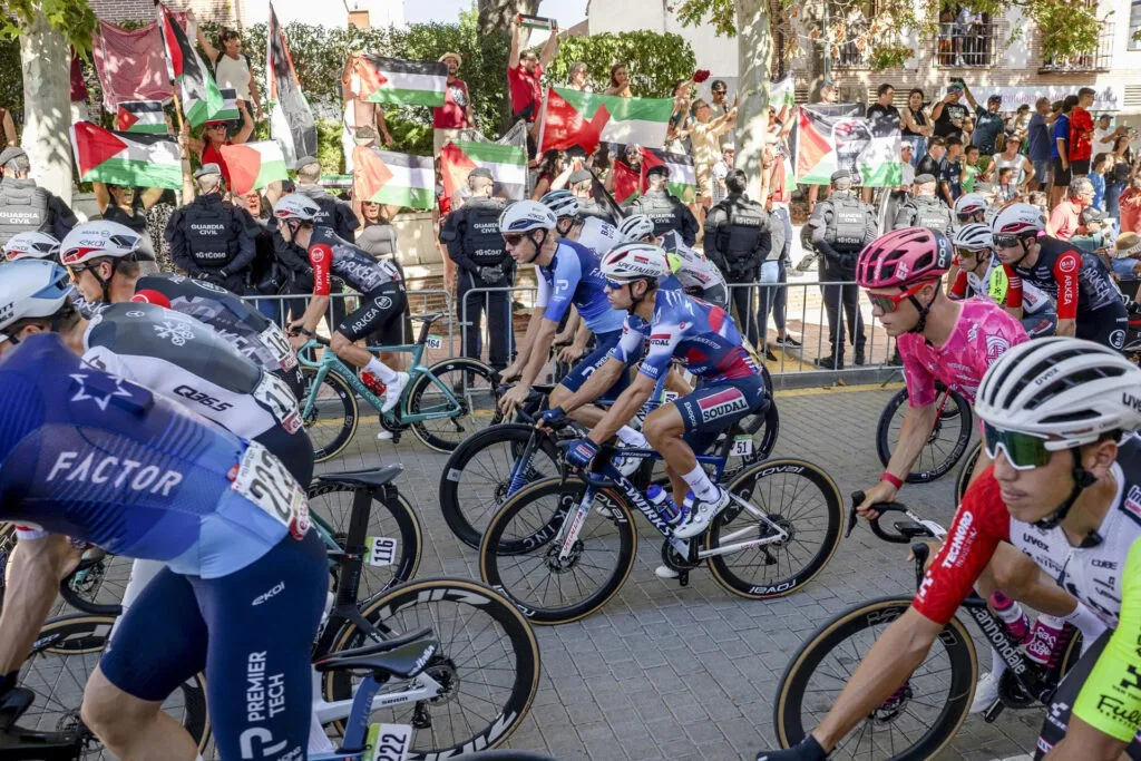 Etapa final de la Vuelta España, cancelada por protestas que cortaron el recorrido de los ciclistas - AlbertoNews