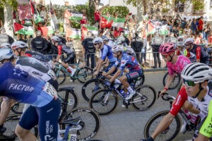 Etapa final de la Vuelta España, cancelada por protestas que cortaron el recorrido de los ciclistas – AlbertoNews