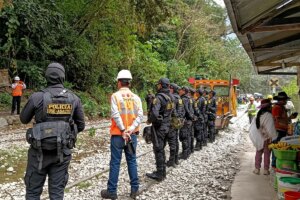 Evacúan a 1.400 turistas varados por protestas en Machu Picchu, que podría perder el sello de Maravilla del Mundo | elmundo.es