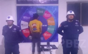 Expuso a un niño que hacía una necesidad fisiológica