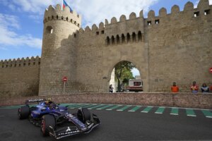 F1: Carlos Sainz, segundo en la parrilla de Bakú, sólo por detrás de Verstappen | elmundo.es