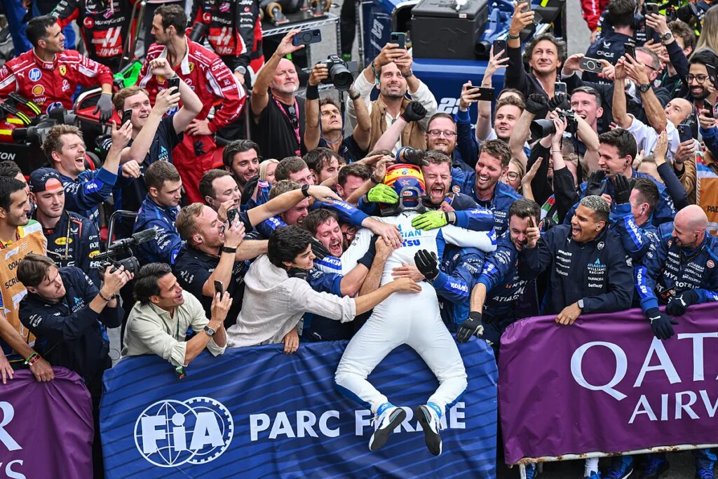 F1: La euforia desatada de Carlos Sainz en Bakú: séptimo año seguido en el podio, récord con Prost y revancha sobre Hamilton