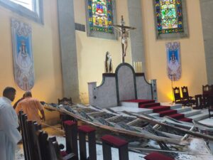 FOTOS: ventanal de la Catedral de Maturín se desplomó en plena misa por fuertes vientos