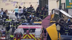 FUNICULAR LISBOA | Varios muertos al descarrilar un funicular en Lisboa | elperiodico.com