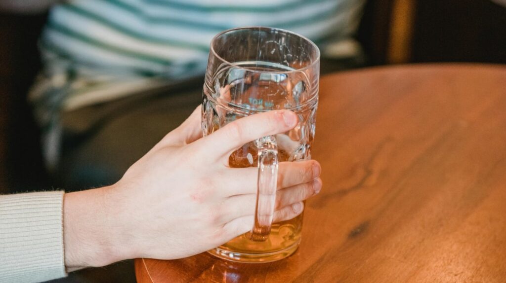 Faltó al trabajo siete meses por una licencia, pero recibió duro castigo al ser descubierta tomando cerveza en un bar