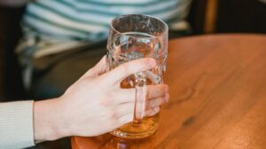 Faltó al trabajo siete meses por una licencia, pero recibió duro castigo al ser descubierta tomando cerveza en un bar